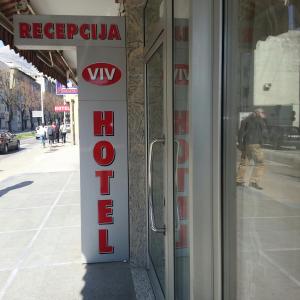 een bord voor een etalage van een winkel bij Hotel Viv in Trebinje