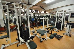 The fitness centre and/or fitness facilities at New Delhi YMCA Tourist Hostel