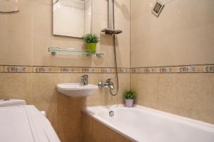 Bathroom sa Luxury 3 Rooms Apartments in Center by Green House