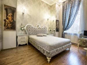 een slaapkamer met een bed en een raam bij City Garden Apartments in Odessa