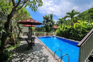 Hồ bơi trong/gần Dewi Villa Padangbai Hotel