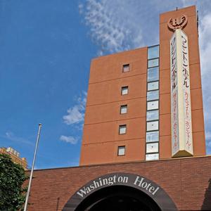 een gebouw met een klokkentoren erop bij Koriyama Washington Hotel in Koriyama