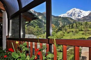 einen Balkon mit Bergblick in der Unterkunft Albergo Le Marmotte in Pré-Saint-Didier