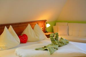 a bed with a towel laying on top of it at Gästehaus Turm Wachau in Weissenkirchen in der Wachau