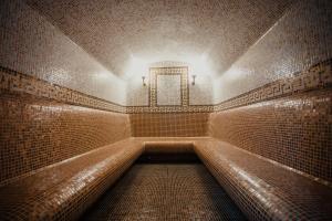 un tunnel avec une lumière à l'extrémité d'un mur de briques dans l'établissement Hotel Bellavista & Spa, à Bukovel