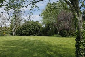 O grădină în afara Logis Hotel, restaurant et spa Le Relais De Broceliande