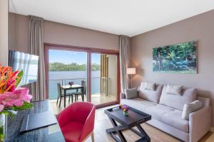 uma sala de estar com um sofá e uma mesa em Ramada Resort by Wyndham Port Vila em Port Vila