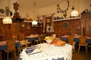 een eetkamer met tafels en stoelen en een spiegel bij Gasthof Roderich Hotel in Langenzersdorf