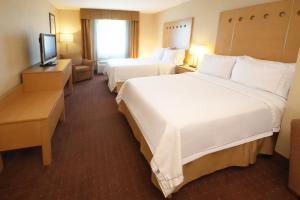 Giường trong phòng chung tại Holiday Inn Express Hotel & Suites CD. Juarez - Las Misiones, an IHG Hotel