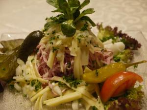 einen Teller mit Salat und Gemüse in der Unterkunft Hotel Engel in Endingen