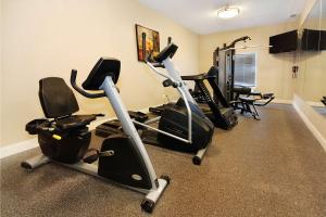 Fitnesscenter och/eller fitnessfaciliteter på Best Western Plus Seawall Inn & Suites by the Beach