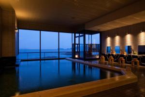 uma piscina num hotel com vista para o oceano em Hanagoyomi em Sumoto