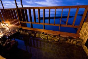 uma varanda com vista para o mar à noite em Hanagoyomi em Sumoto