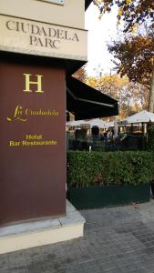 un cartello per un bar ristorante su un marciapiede di La Ciudadela a Barcellona