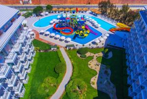 - une vue aérienne sur un parc aquatique sur un bateau de croisière dans l'établissement Innvista Hotels Belek, à Belek