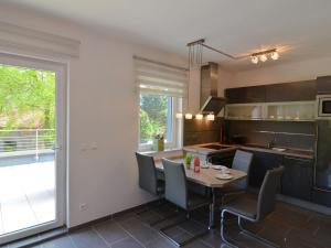 een keuken en eetkamer met een tafel en stoelen bij Modern apartment Thuringia in Tabarz