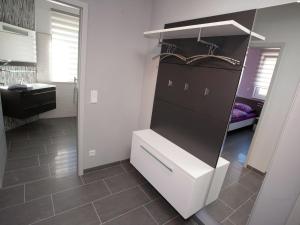 een badkamer met een zwart-wit dressoir in een kamer bij Modern apartment Thuringia in Tabarz