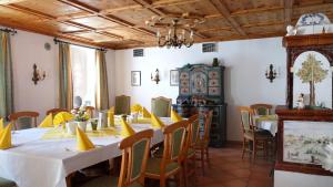 comedor con mesa y servilletas amarillas en Hotel Landhaus Fuhrgassl-Huber, en Viena