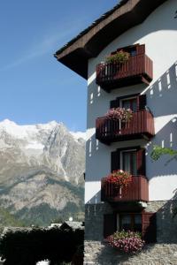 Ein allgemeiner Bergblick oder ein Berglick von des Hotels aus