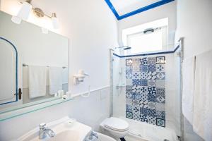 uma casa de banho branca com um WC e um lavatório em Villa Flavio Gioia em Positano