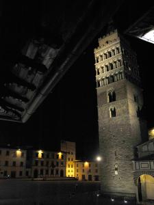 a tall building with a clock tower at night at Appartamento il Battistero in Pistoia