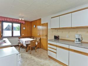 Dapur atau dapur kecil di holiday home in the Thuringian Forest with roof