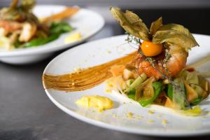 einen Teller mit einem Shrimp drauf. in der Unterkunft Hotel Johannisbad in Bad Aibling