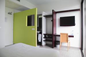 Camera con letto e scrivania con TV di ONOMO Hotel Libreville a Libreville