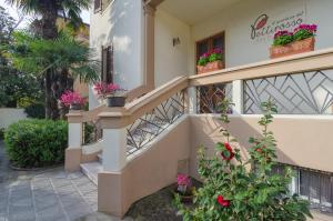 a building with potted plants on the stairs at Il Giardino Del Pettirosso in Lucca