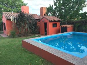 una grande piscina di fronte a una casa di Pirpintos, Cabanas de San Lorenzo a San Lorenzo