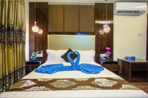 A bed or beds in a room at Hotel Noorjahan Grand