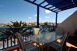 een patio met een tafel en stoelen op een balkon bij Top Charco San Gines Stunning View Lanzarote By PVL in Arrecife