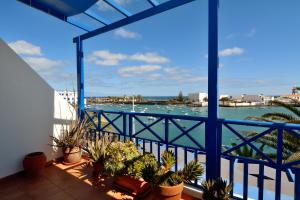 een balkon met uitzicht op het water en de boten bij Top Charco San Gines Stunning View Lanzarote By PVL in Arrecife