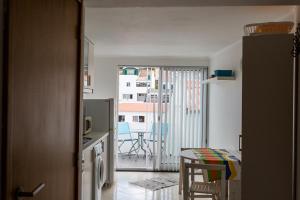 una piccola cucina con vista su un balcone di Casa de Hóspedes Porto Pim a Horta