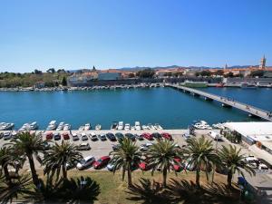 Blick auf einen Yachthafen mit geparkten Autos und einem Pier in der Unterkunft The View in Zadar