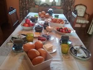 - une table avec un buffet de plats dans l'établissement B&B Au Jardin Fleuri, à Marche-en-Famenne