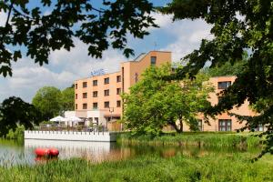 een gebouw naast een waterlichaam bij Montana Parkhotel Marl in Marl