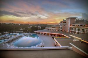 - une vue sur la piscine d'un complexe dans l'établissement Innvista Hotels Belek, à Belek