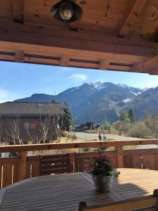 - une table sur une terrasse avec vue sur les montagnes dans l'établissement Chalet Clos Moccand, à Samoëns