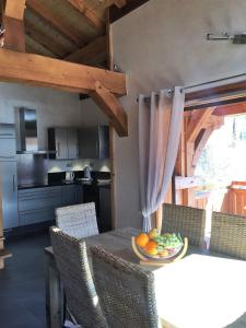 - une cuisine avec une table et un bol de fruits dans l'établissement Chalet Clos Moccand, à Samoëns