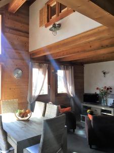 - une salle à manger avec une table et des chaises dans l'établissement Chalet Clos Moccand, à Samoëns