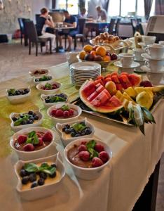 une table avec de nombreuses assiettes de nourriture dans l'établissement Hotel ARA - Dancing Club Restauracja ARA, à Jastrzębia Góra