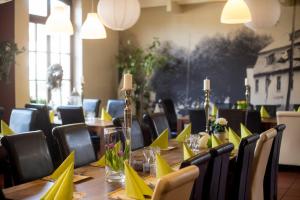 a dining room with a table with yellow napkins on it at Leipziger Hof in Fulda