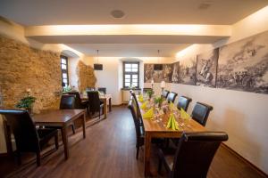 a dining room with a long table and chairs at Leipziger Hof in Fulda