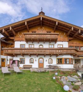 duży drewniany budynek z dużym balkonem w obiekcie Landhaus Alpenjuwel w mieście Sankt Johann im Pongau