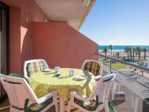 d'une table et de chaises sur un balcon donnant sur la plage. dans l'établissement Mirablau, à Empuriabrava