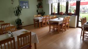 una sala da pranzo con tavoli e sedie in un ristorante di Pension U Dubu a Františkovy Lázně