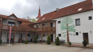 un grande edificio con una torre sullo sfondo di Pension U Dubu a Františkovy Lázně