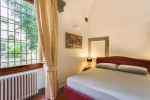 1 dormitorio con cama y ventana grande en Residenza d'Epoca Galleria dell'Accademia, en Florencia