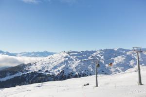 una montagna innevata con un impianto di risalita di Berghaus Nagens a Flims